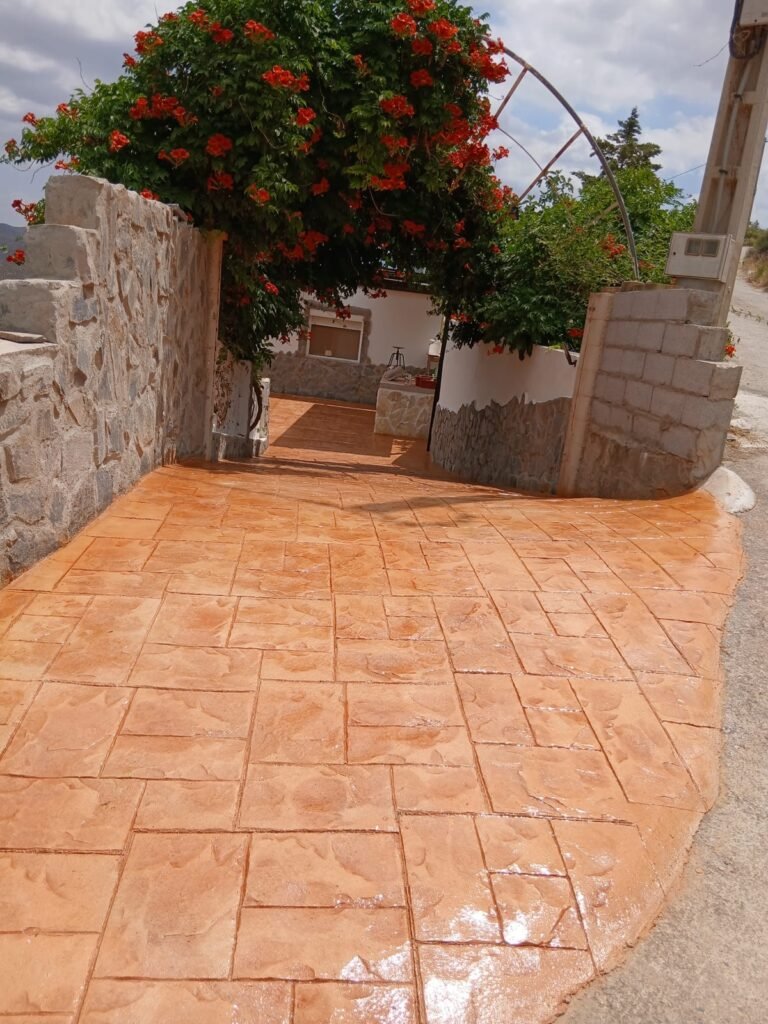 Entrada de vivienda con hormigón impreso terracota