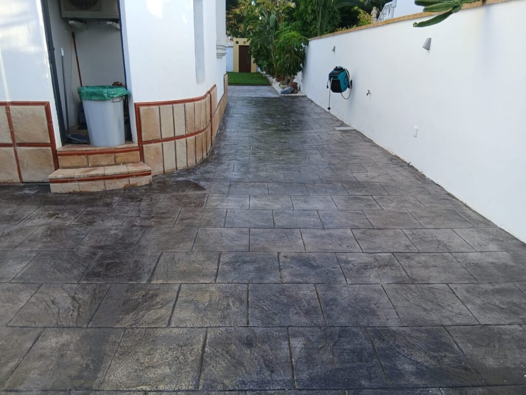 Patio lateral de hormigón impreso gris oscuro