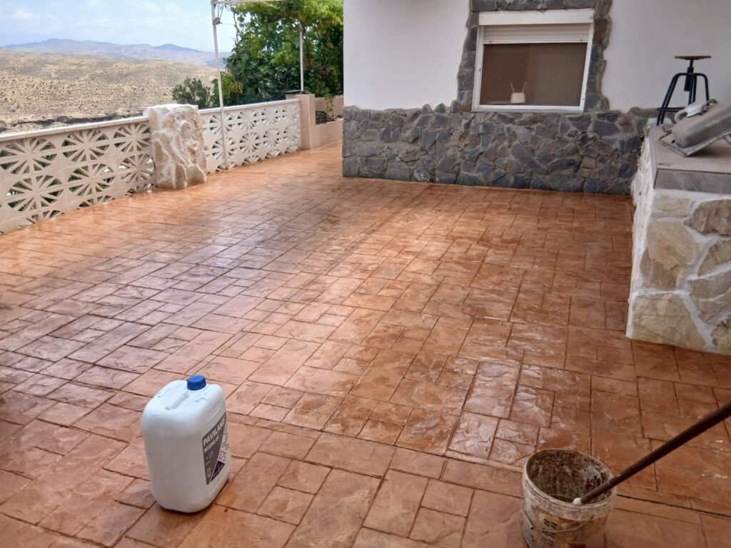 Terraza de hormigón impreso en color terracota